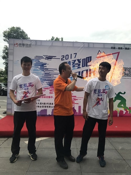 主持人采訪海藍機電員工